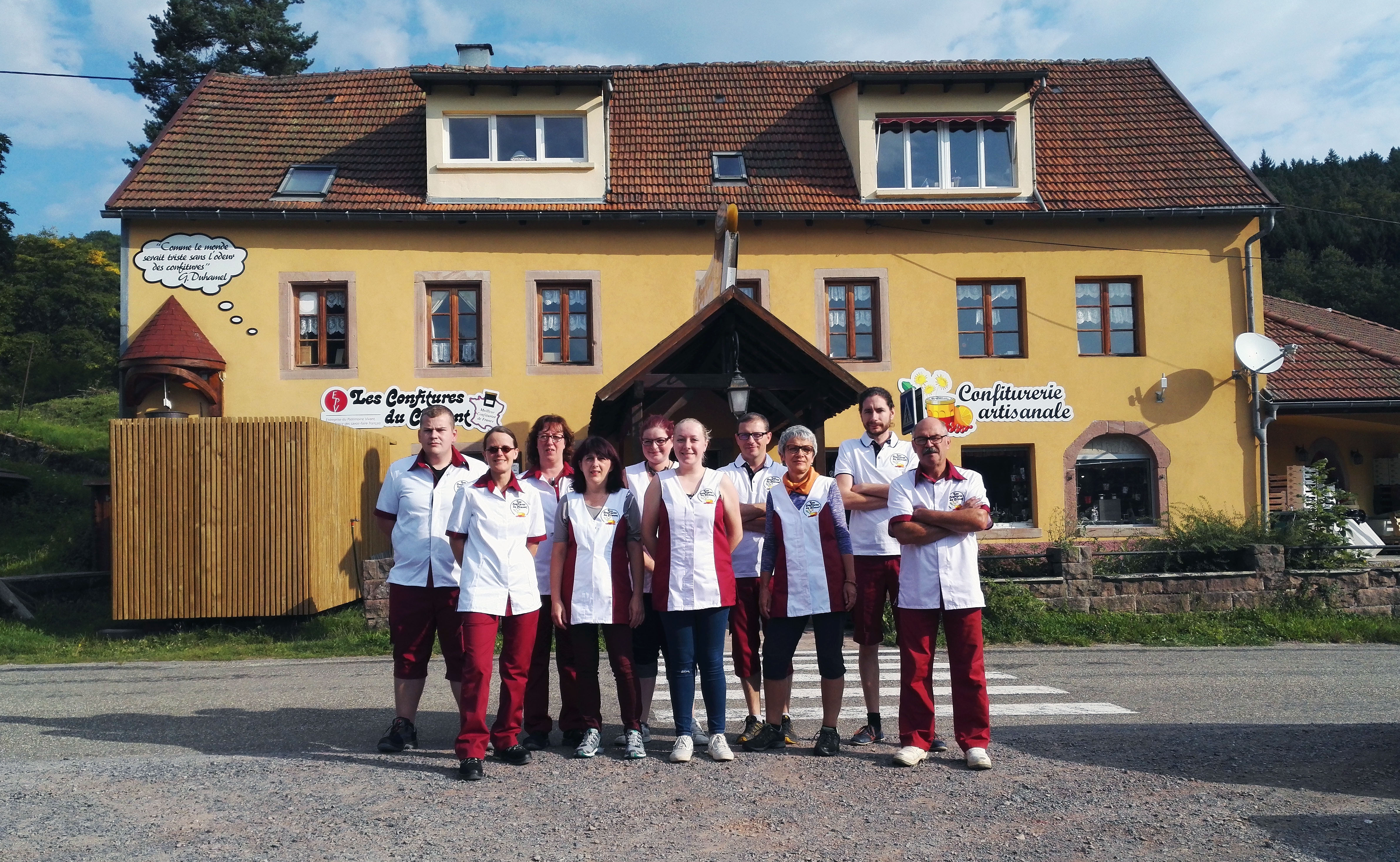 Equipe devant bâtiment.jpg (3.63 MB)